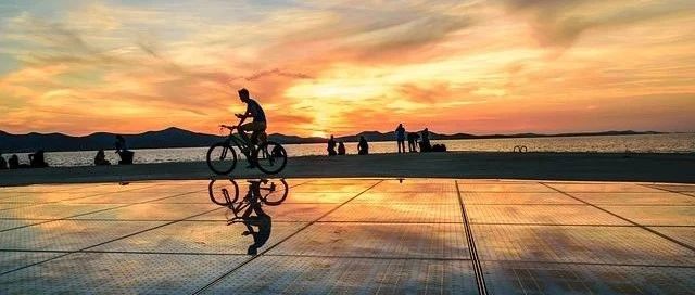 18 岁亿万富豪遭名校集体拒收！高中靠 AI 狂揽 300 万用户，入学申请竟成“炫富”翻车现场？