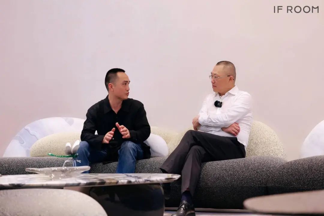 智哪儿创始人、总编彭安军（左），深圳市家具行业协会主席侯克鹏（右）