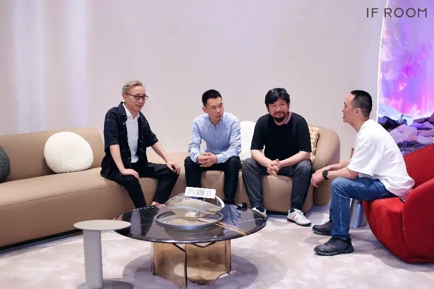 著名全球酒店空间设计师曹钊铭（左二），著名地产户型规划师冯小伟（左三）