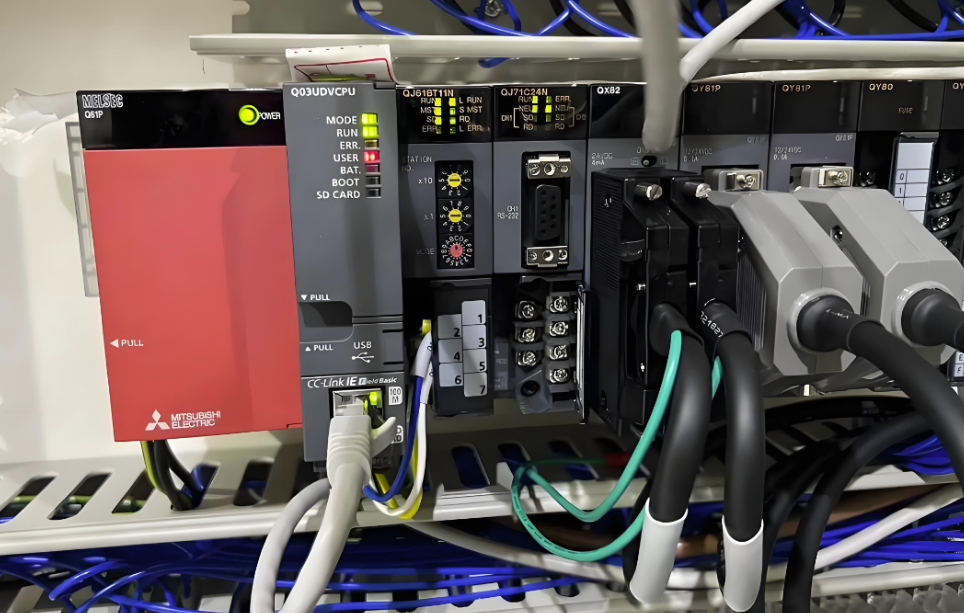 三菱 PLC Q04UDEH 配以太网模块,连上位机与触摸屏方案(图4)