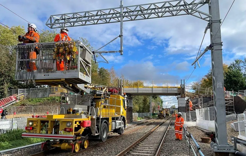 network-rail-engineers-carry-out-wiring-work-on-the-midland-main-line-network-rail-1024x768.jpg