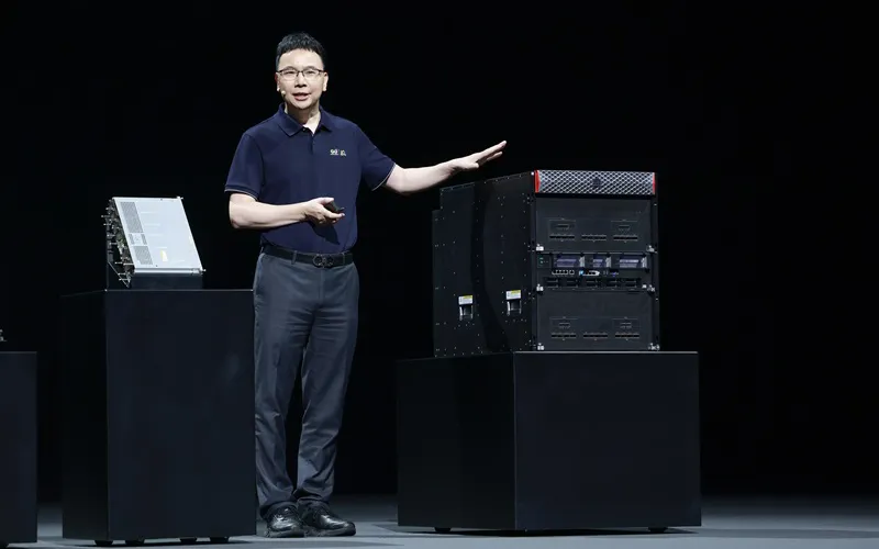 杨超斌发布Atlas 850企业级风冷AI超节点服务器