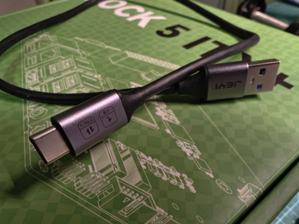 找一根支持 OTG 的数据线（我用的是 USB 硬盘线）