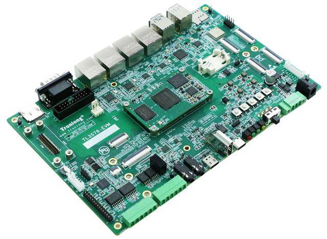 图 3 评估板斜视图