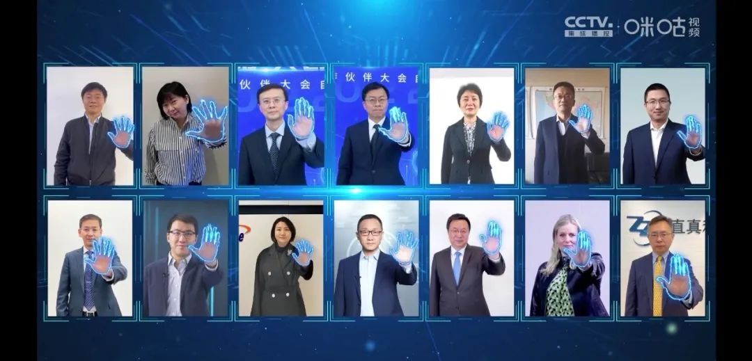 图：欧阳晔博士出席自智网络白皮书发布仪式