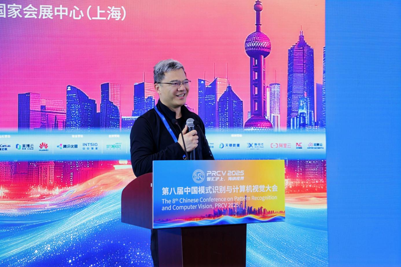 图说:哈尔滨工业大学计算学部长聘教授、博士生导师车万翔教授进行主题分享