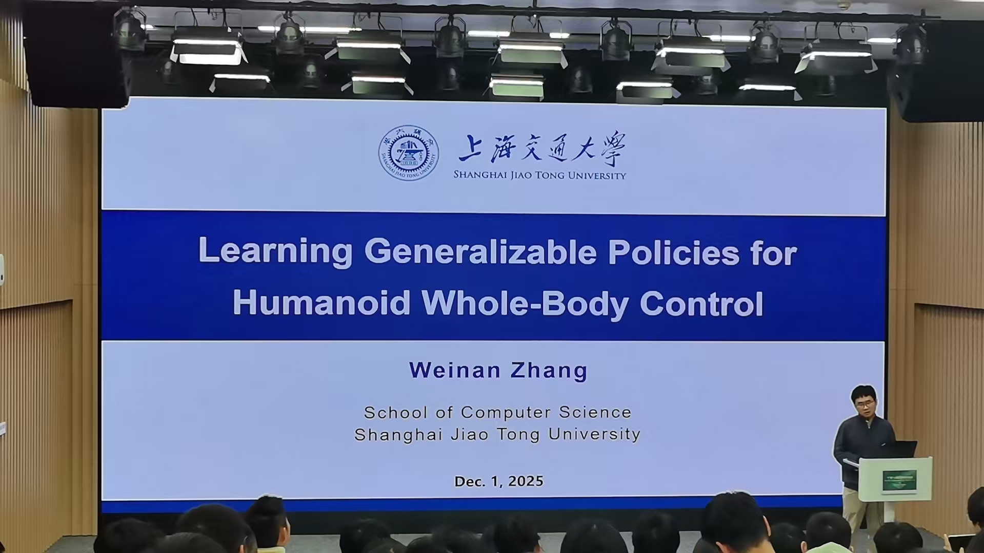 Sutton讲座当天会场张伟楠同学做演讲：Learning Generalizable Policies for Humanoid Whole-Body Control
