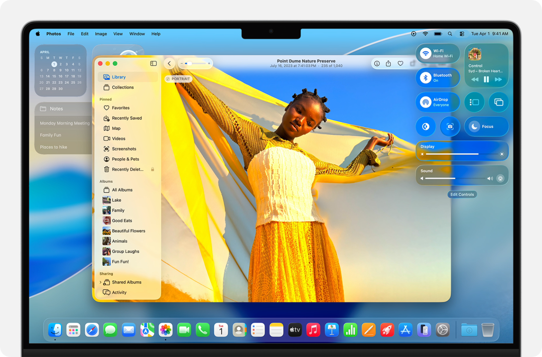 macOS Tahoe 的截屏，“照片”App 中显示了一个人身披黄色披肩的照片。