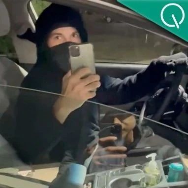 马斯克儿子被跟踪/ ChatGPT小程序遭封杀/ 特斯拉市值“腰斩”…今日更多新鲜事在此
