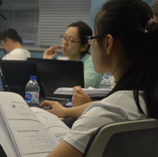 高校老师暑假狂补AI课背后：AI人才培养竞赛开跑