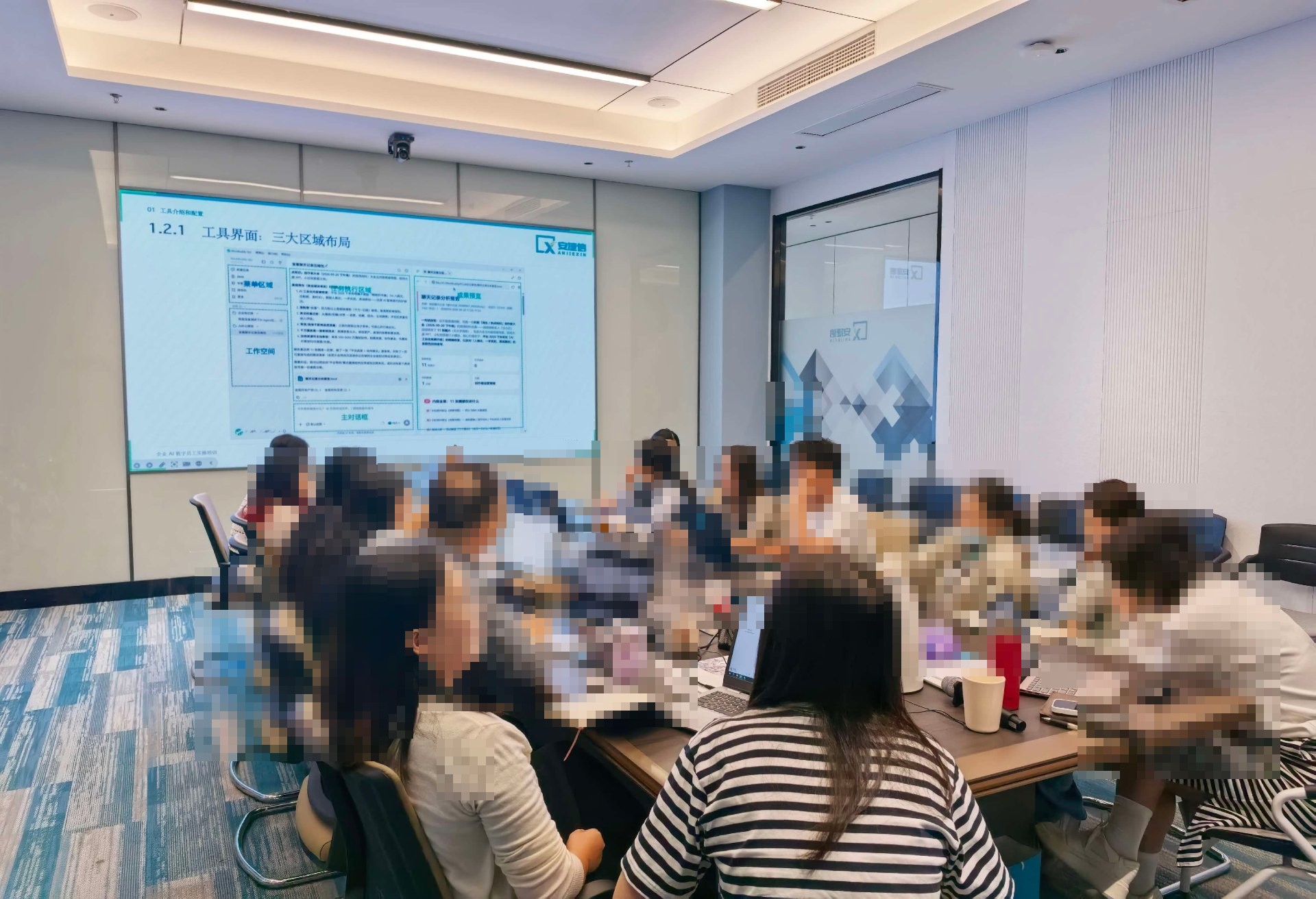 企业内训现场：参训员工自带电脑同步操作