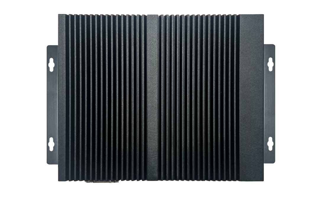 IBOX-8088R 顶部散热鳍片：压铸壳体直接作为散热面