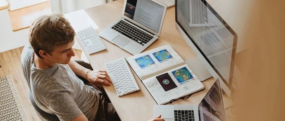 Java中与匿名内部类相比，Lambda表达式有哪些优势？