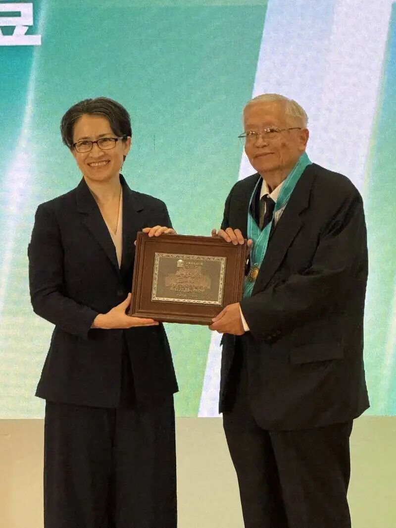 罗唯仁（右）于今年7月底以75岁高龄退休，台积电还推荐他获颁授工研院院士荣誉。 （资料照）