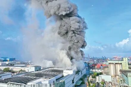 高雄市小港臨海工業區的三元能源科技公司昨天清晨突然傳出爆炸起火，高聳的黑煙直竄天際。高市消防局／提供