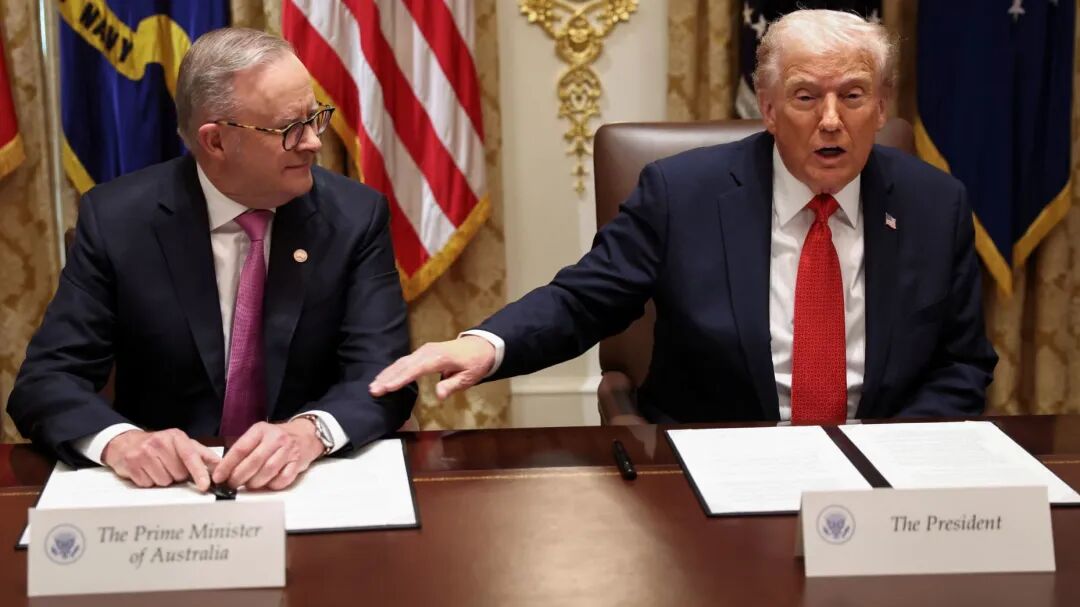2025年10月20日，美国总统唐纳德·特朗普在美国华盛顿特区白宫内阁会议室会见澳大利亚总理安东尼·阿尔巴尼斯。路透社/凯文·拉马克
