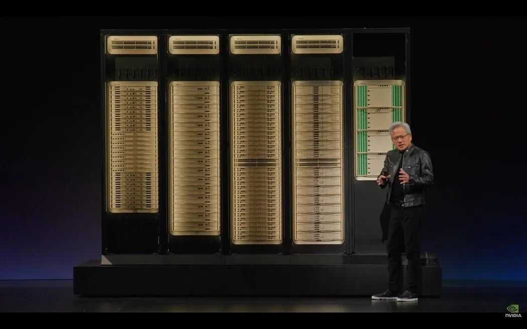辉达执行长黄仁勋Vera Rubin NVL 72机柜。