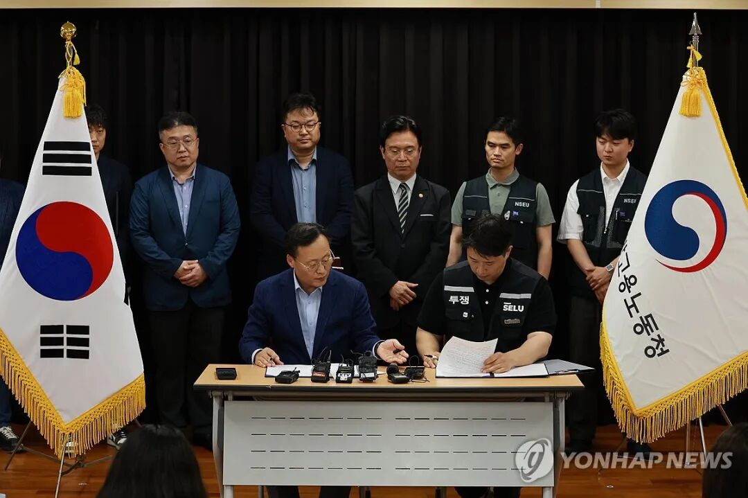 잠정 합의안 서명하는 삼성전자 노사