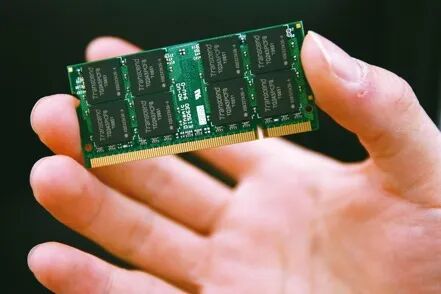 记忆体芯片缺货大涨价热潮，蔓延至下游封测领域。 （路透）