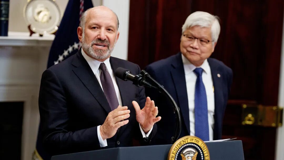 霍华德·卢特尼克站在台积电首席执行官魏中华旁边