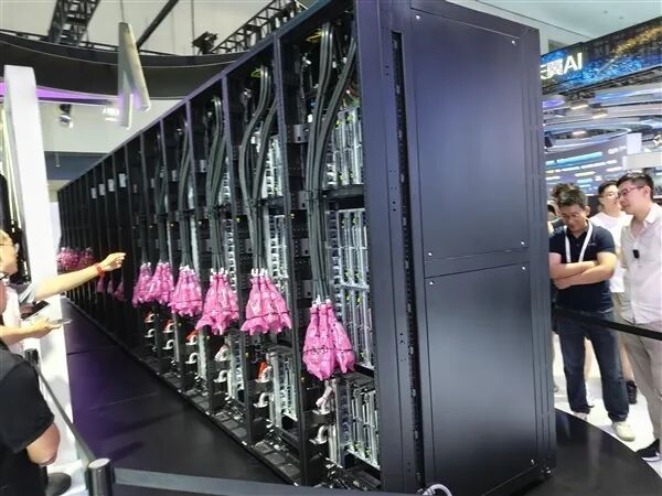 华为首次线下展出昇腾384超节点!任正非的话应验:芯片问题其实没必要担心