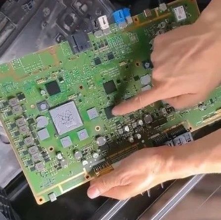 小米SU7主控首拆：两颗Orin X+骁龙8295现身，做工和特斯拉比是什么水平？