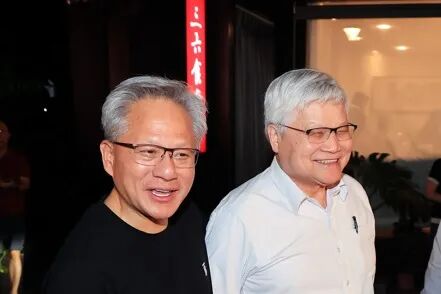 輝達執行長黃仁勳(左)昨天快閃來台,晚上與台積電董事長魏哲家(右)等人在三六食府共進晚餐。記者余承翰/攝影