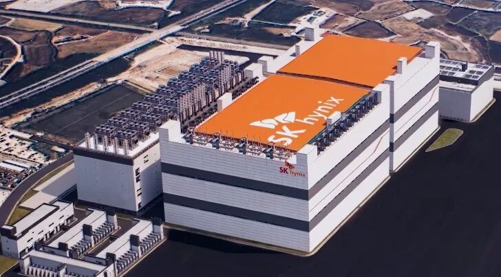 SK海力士刚刚公布了其应对HBM内存危机的解决方案：占地32个足球场大小的巨型“P&T7”工厂¹