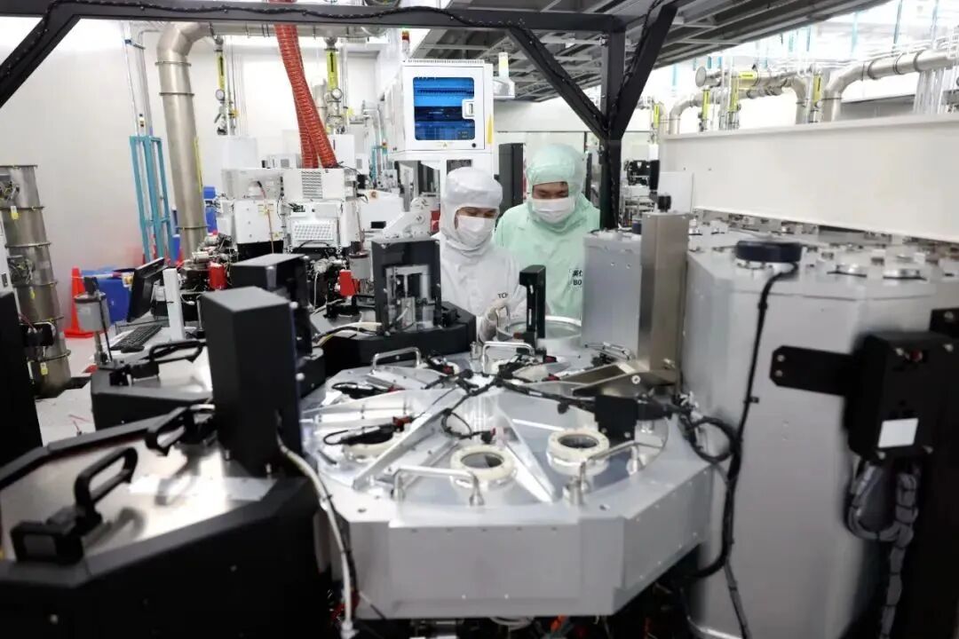 ▲华鑫微纳8英寸MEMS晶圆生产线项目成功串线,运转顺利摄影/刘晨