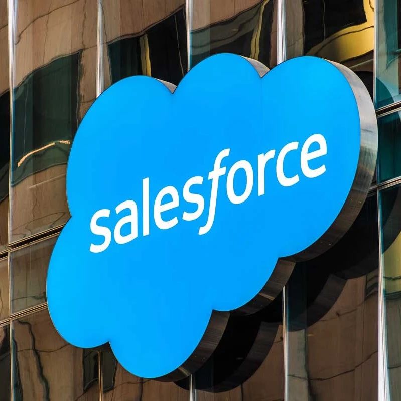 Salesforce将裁员约8000人；亚马逊拟裁员超过1.8万人；金山云回港上市后大涨近90%丨每日大事件