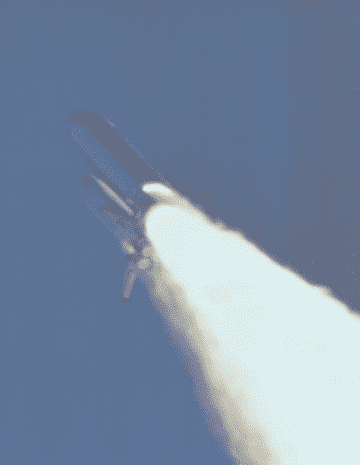 火箭助推器泄漏燃料的图像，在爆炸前几秒。火箭侧面可见的小火焰是 O 形圈失效的地方。由 NASA（NASA 描述中的伟大图像）[公有领域]，通过 Wikimedia Commons