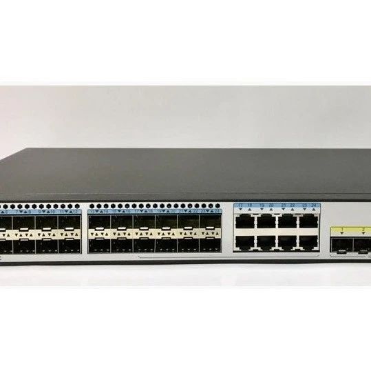 如何使用 Python 脚本自动备份华为路由器和交换机的配置？