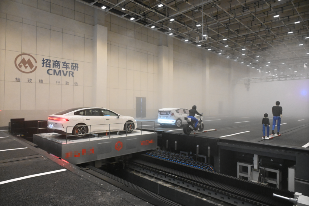 全球首个“实物整车-动态交通-气候模拟”三位一体智能驾驶实验室内景。重庆高新区融媒体中心供图