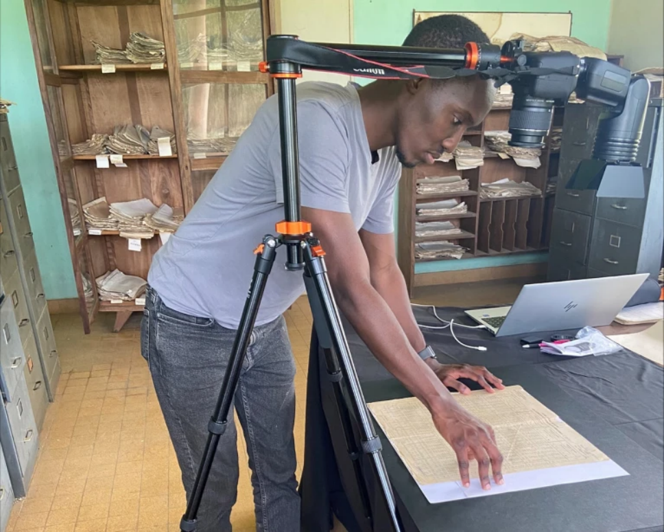 气候科学家德里克·穆赫基在扬安比拍摄了历史记录，然后建立了一个机器学习工具来解读这些记录并提取有用的数据。图片来源：德里克·穆赫基/INERA DRC