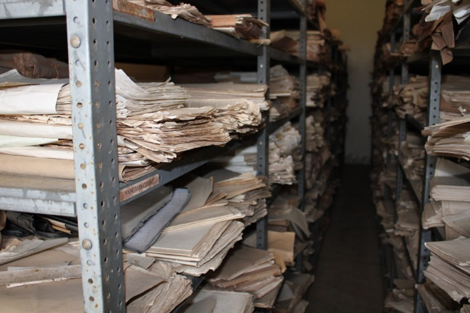 刚果民主共和国气象档案馆里数千份纸质文件正在被数字化。来源：Derrick Muheki/INERA DRC