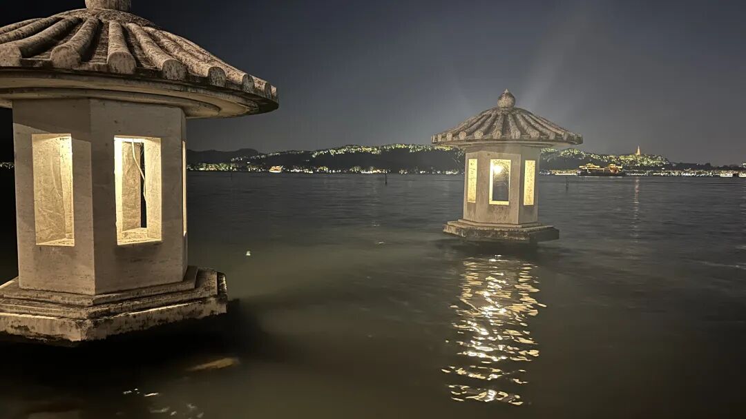 正好三个月在西湖边溜达来着，放个西湖，hhhh