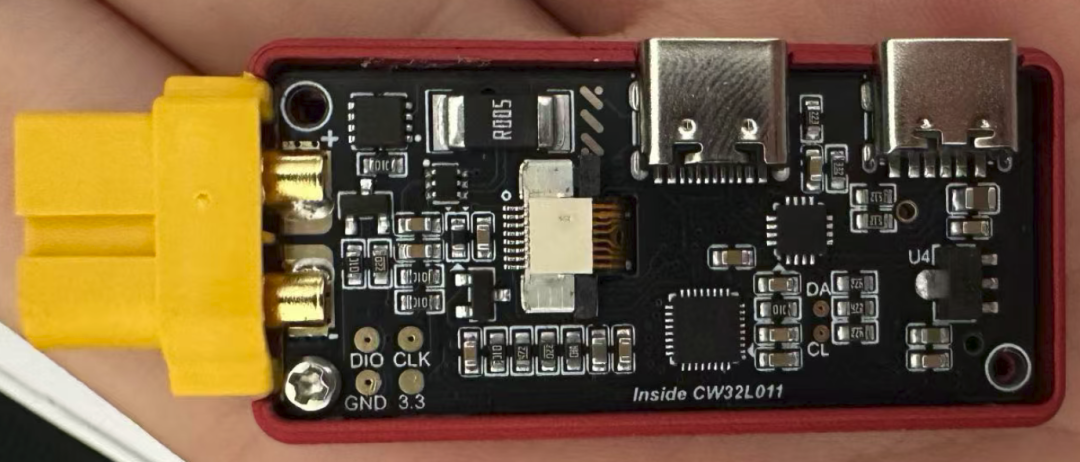 内部的设计倒是非常的漂亮，不像一代SWD口是要焊接出来的