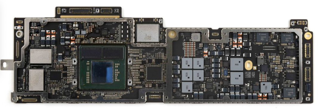 这个是 M4 的主板,我也没有看到雷电的接口不一样