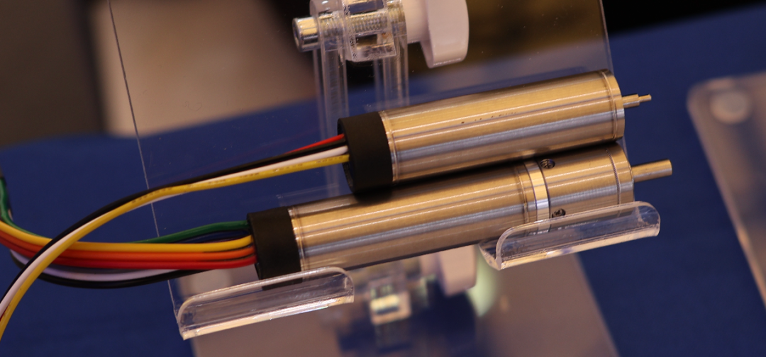 这个是可以跑到 5W 转的产品，长的是带了减速箱，20:1