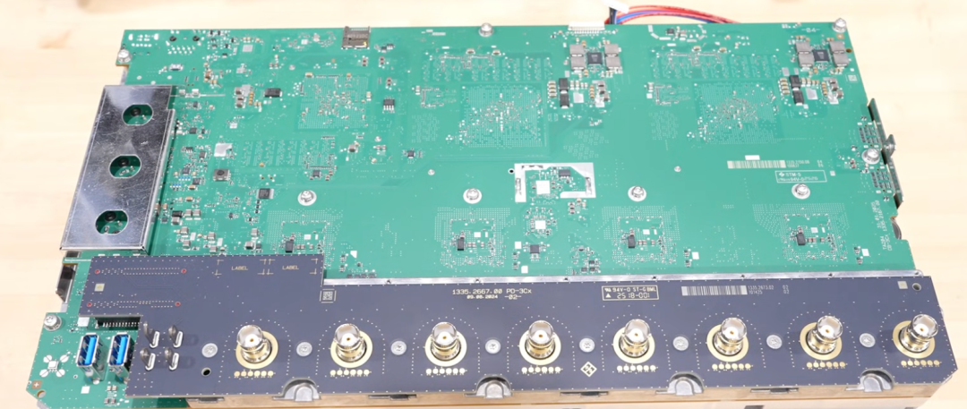 这个A面极其简洁，可以看到很多的去耦电容