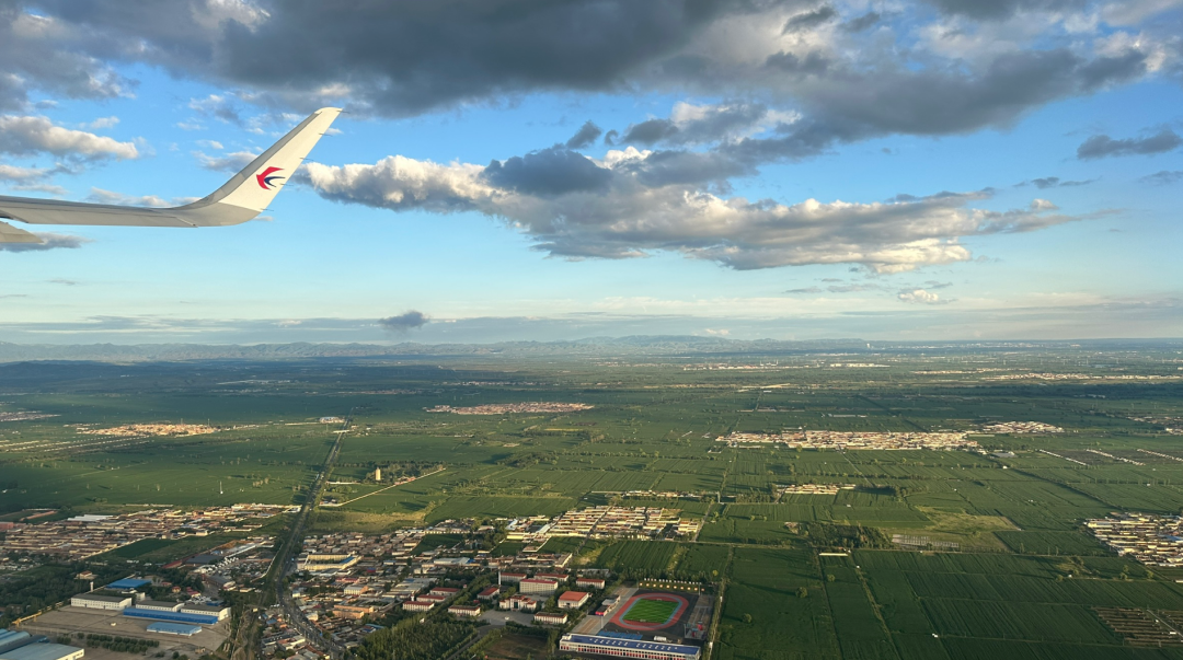 先放个窗外的样子，俺们内蒙古还是好看的！