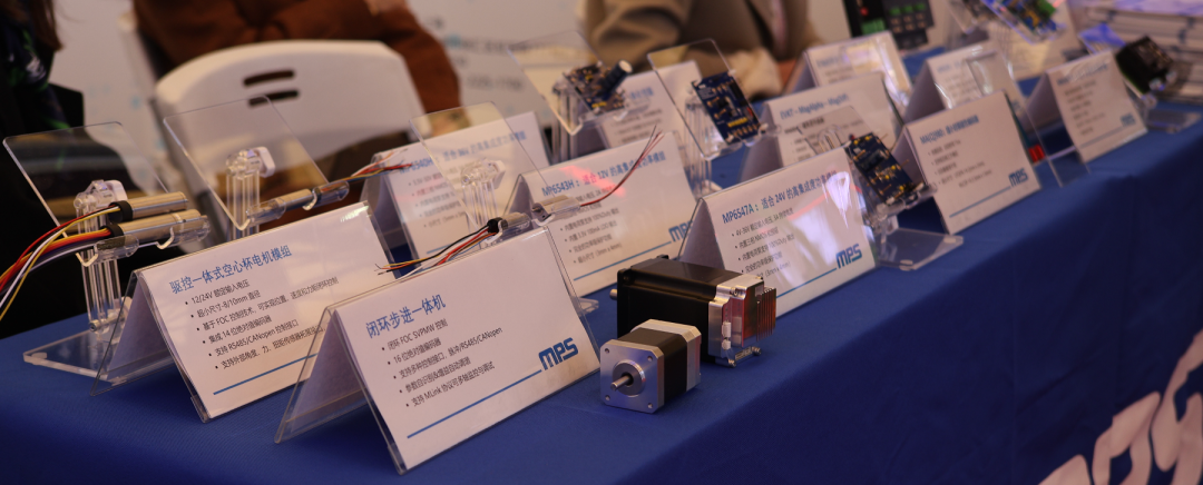 这次的展位不大，俩张桌子，但是还是很紧凑的