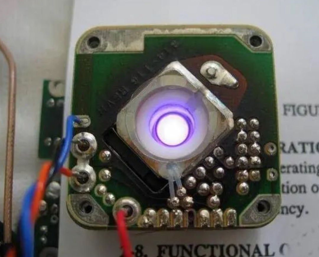 美丽的原子光,工作状态是模块通过高频电场加热金属铷,使之等离子化发出美丽的紫色光芒。