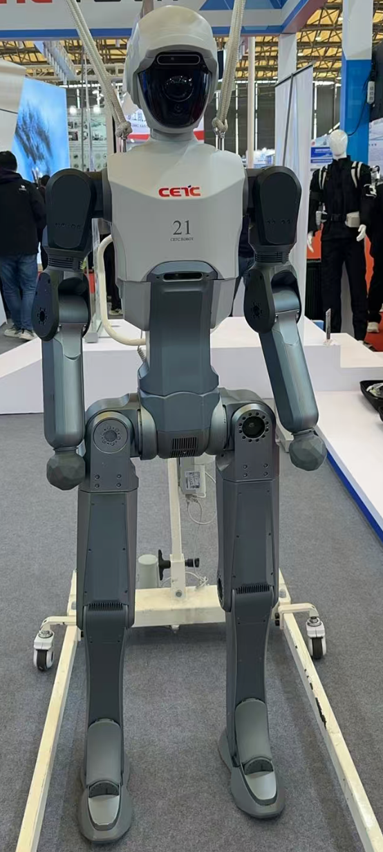 虽然看着这些机器人还是脑血栓的样子，但是我相信，过个几年还是会飞入寻常百姓家～