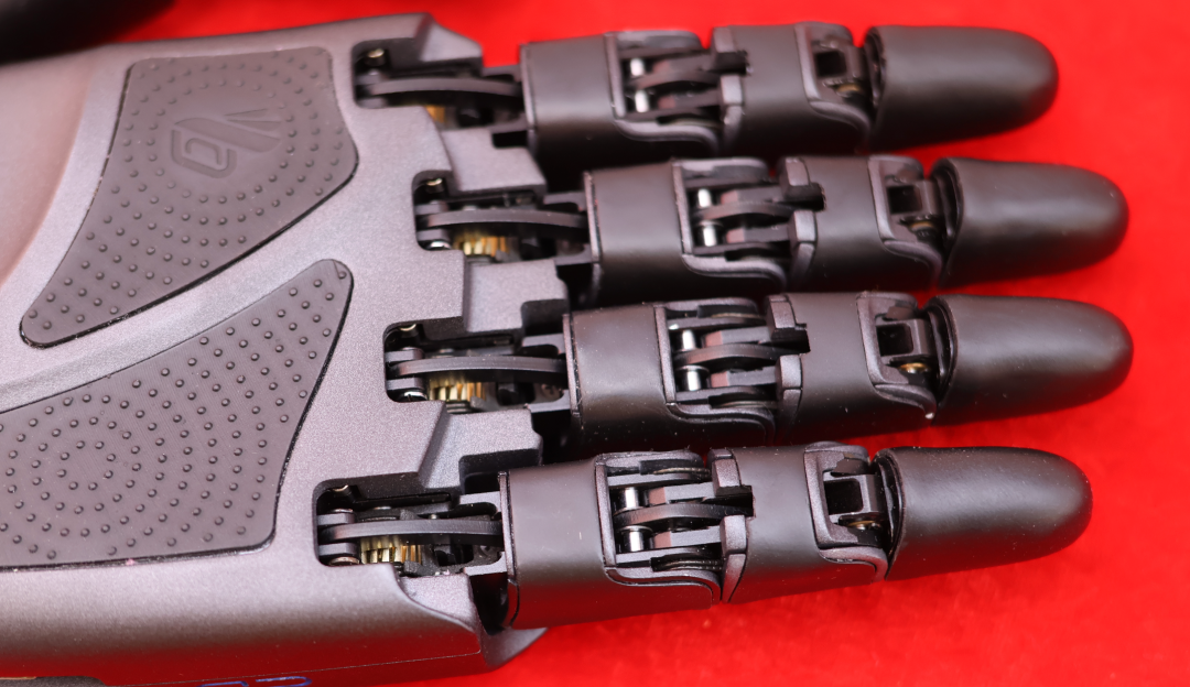 可以看到还是这种传统的电机和齿轮方案