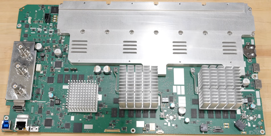 这就是我们的主角了，都被巨大的散热片覆盖