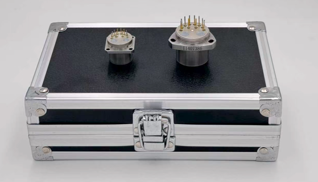 很精密，装盒子里面了