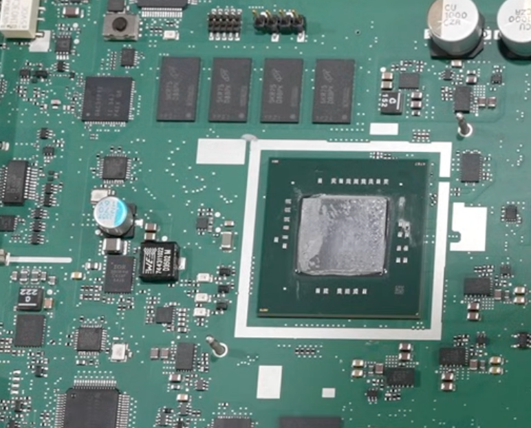 可以看到在周围都是供电和内存