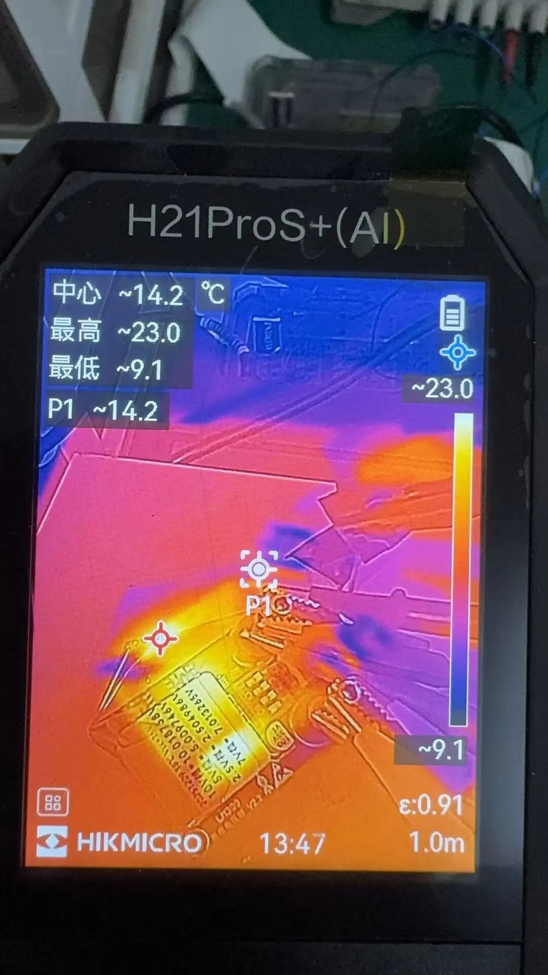 最热也才 23 度，热量被隔绝在封装内部，有点火热了