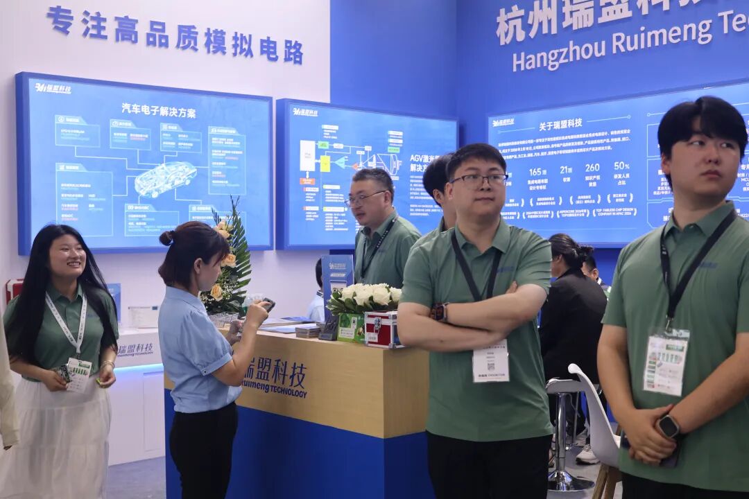 瑞盟选的位置特别好,在门口,一进去就到它家展台了